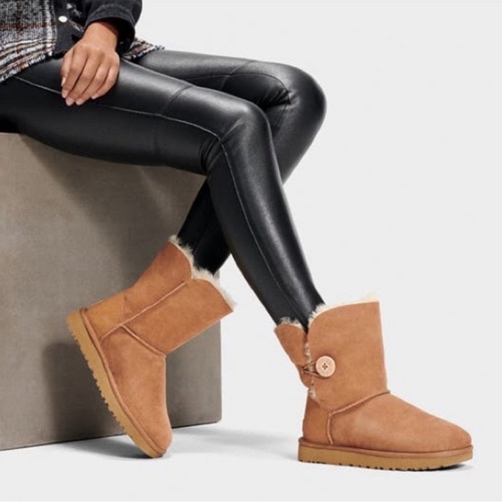 UGG | Bailey Button II Boot Chestnut Suede Women’s 6 Can Fit 7